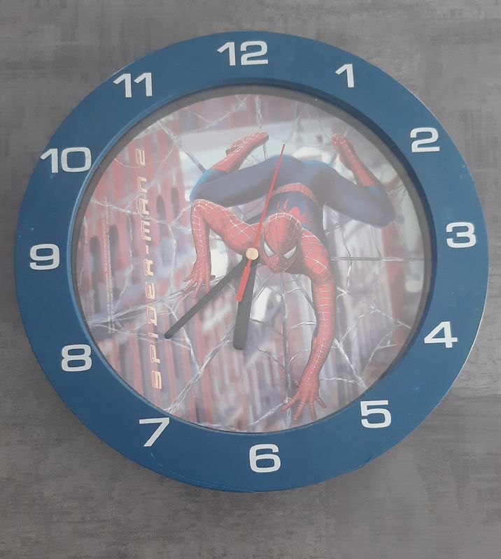 SPIDEREMAN - Horloge + livres 5 Villeveyrac (34)