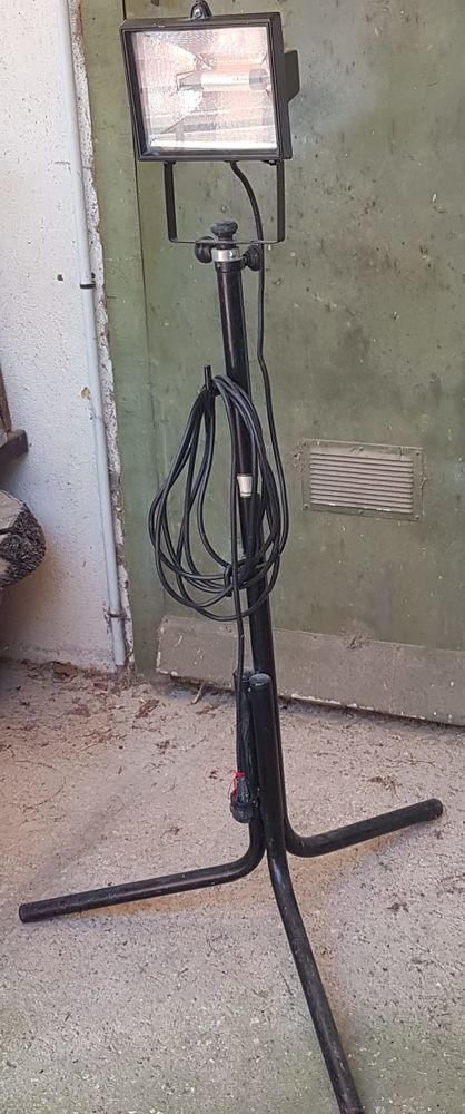 Spot halogene sur pied 25 Toulon (83)