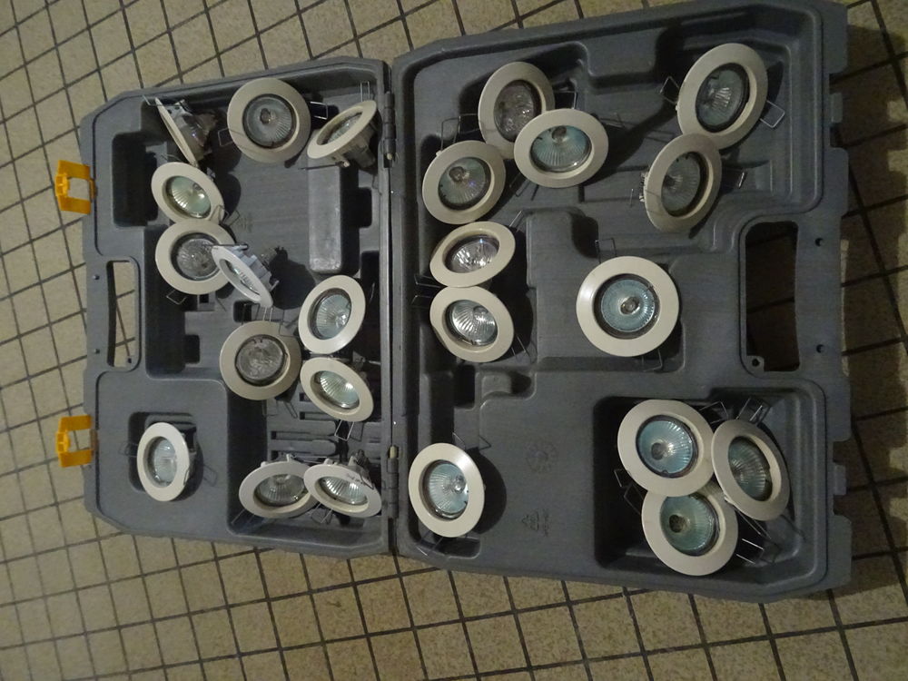 24 SPOTS AVEC AMPOULES 12V 35W 30 Tr�muson (22)