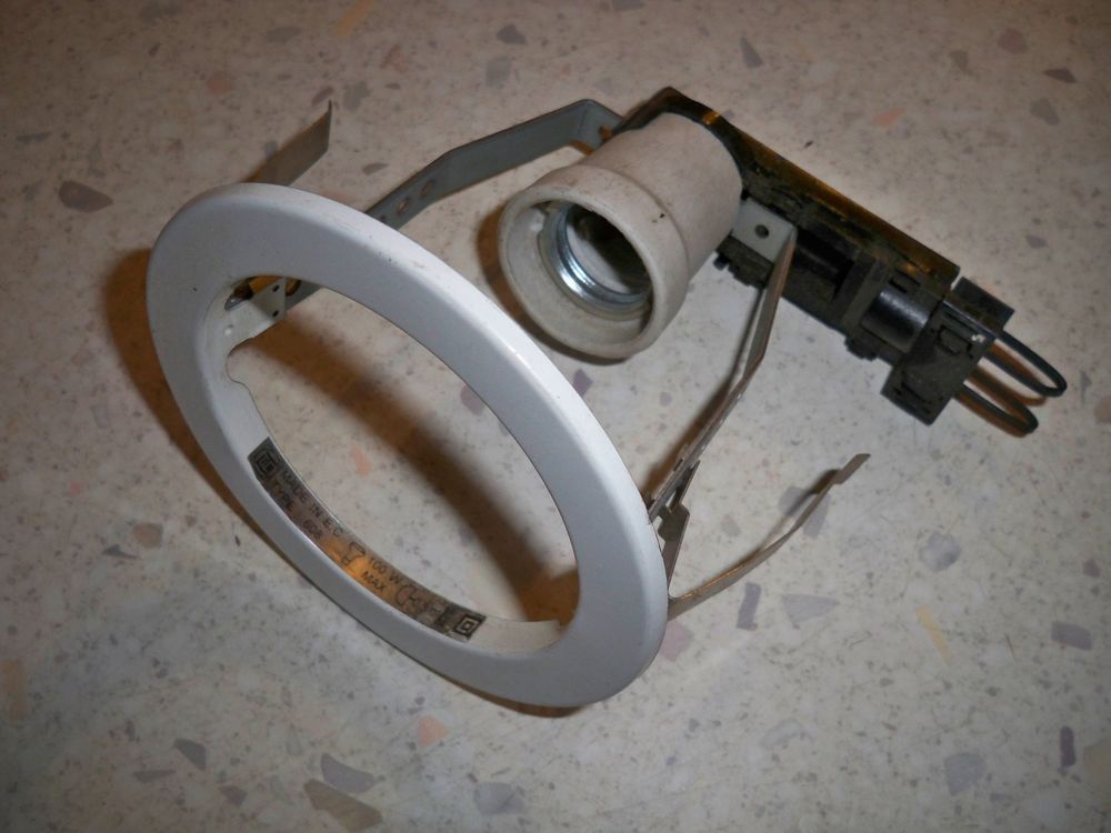 Lot de 10 Spots blanc Douille E 27. 100 w 220v  sans lampe 40 �tr�chy (91)