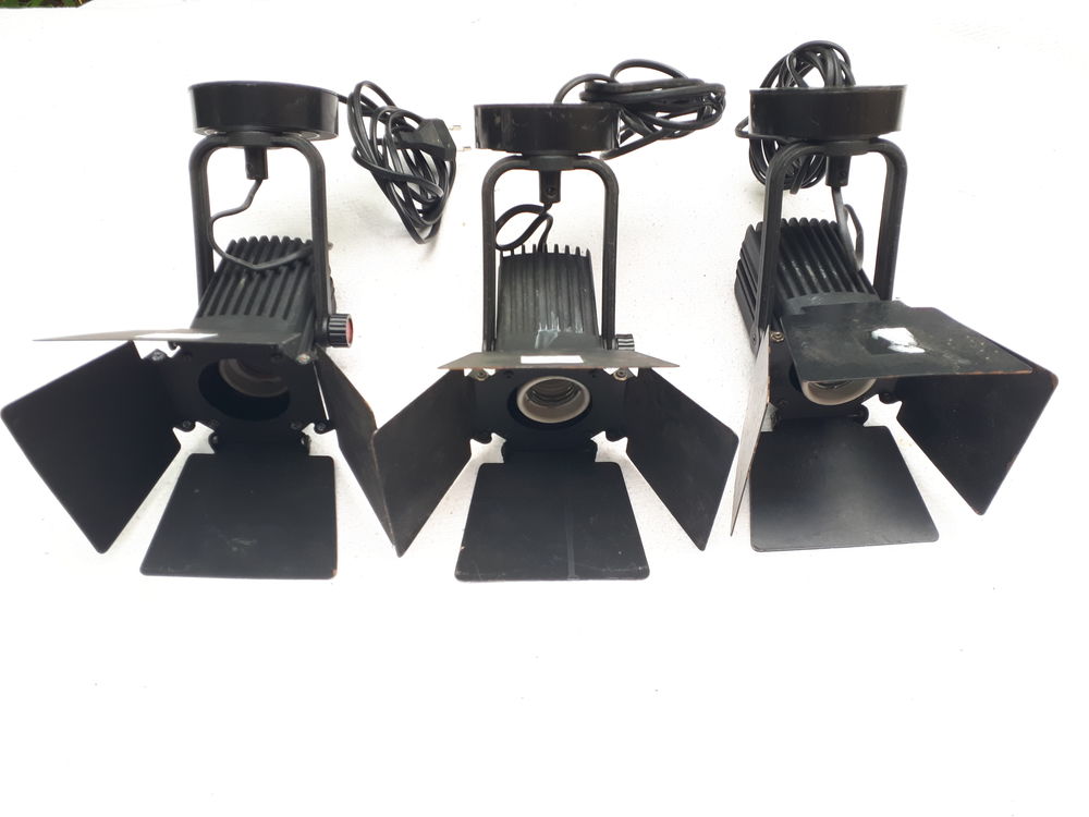 3 Spots d'�clairage 4 Montigny-Lencoup (77)