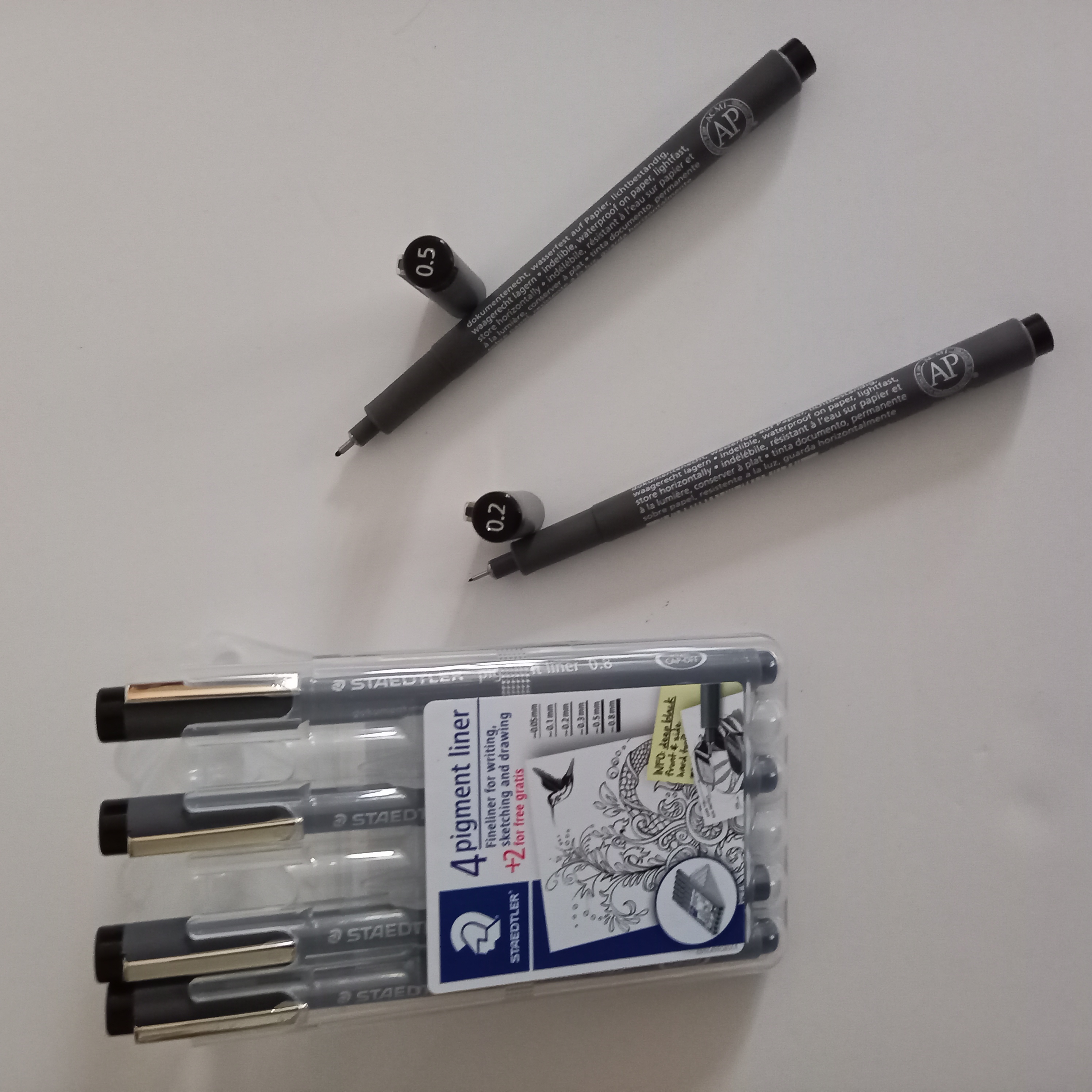 Staedtler �tui chevalet de 4 + 2 feutres noirs diam�tres ass 11 Saumur (49)