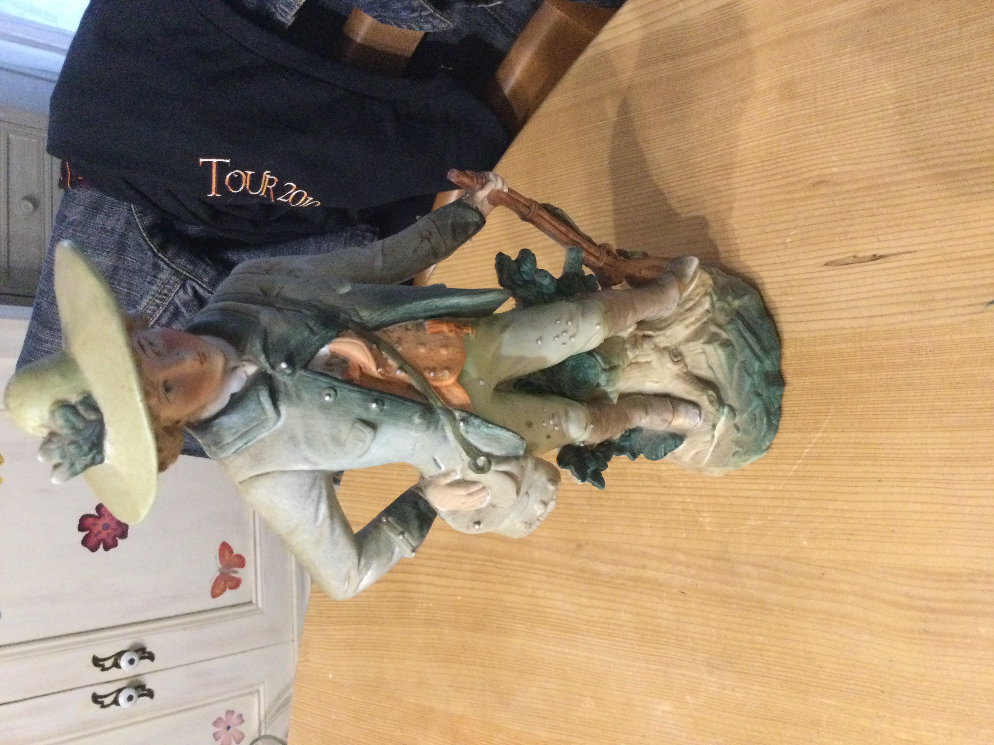 Statue ancienne Biscuit jeune homme au fusil 130 Toulouse (31)