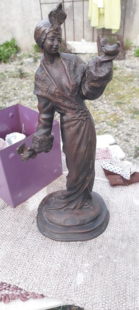 Statue en bronze ( non en régule)  Femme. 50 Châtelaillon-Plage (17)