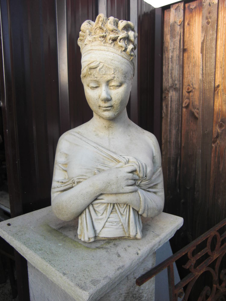 Statue Buste en pierre, 119 Ch�teau-l'�v�que (24)