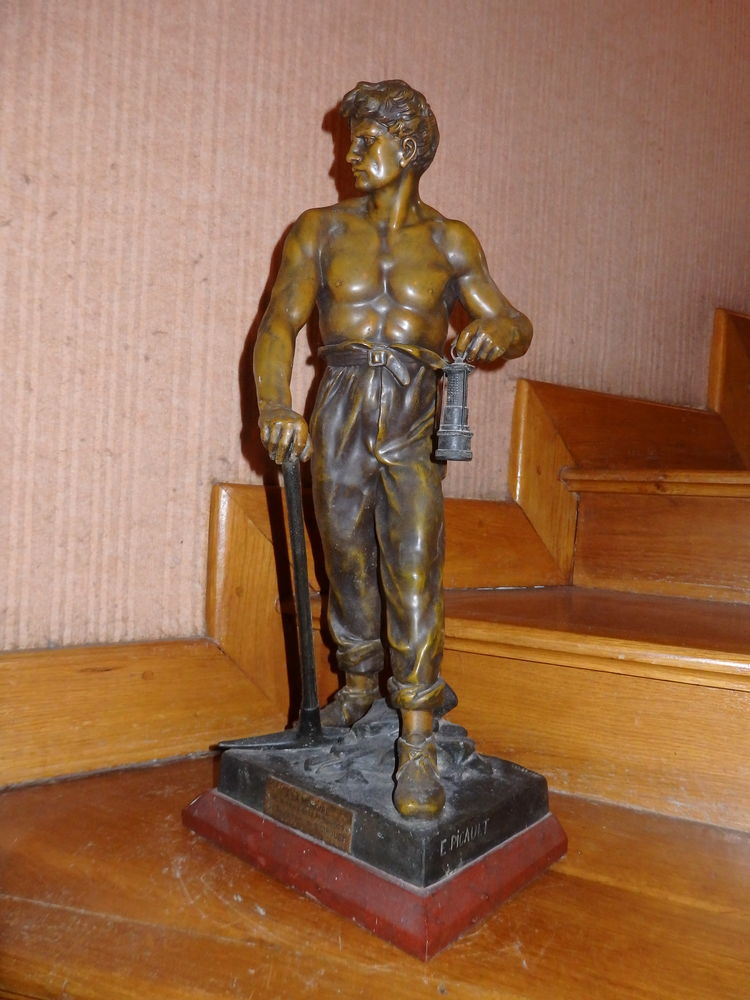 Statue comm�moration mineur de St. Cirgues. 2200 Mont�limar (26)