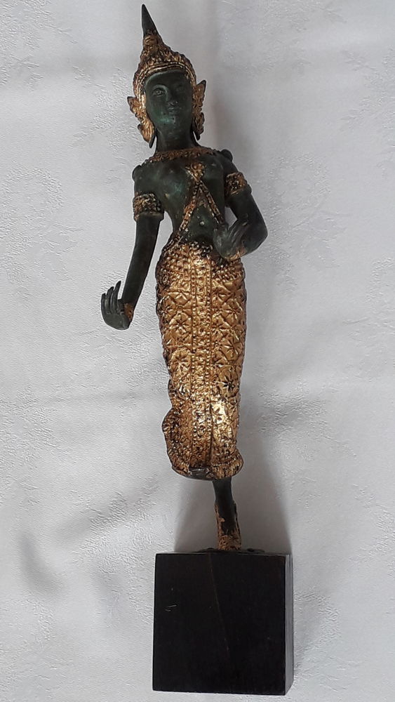 Statue danseuse tha�landaise
145 Salon-de-Provence (13)