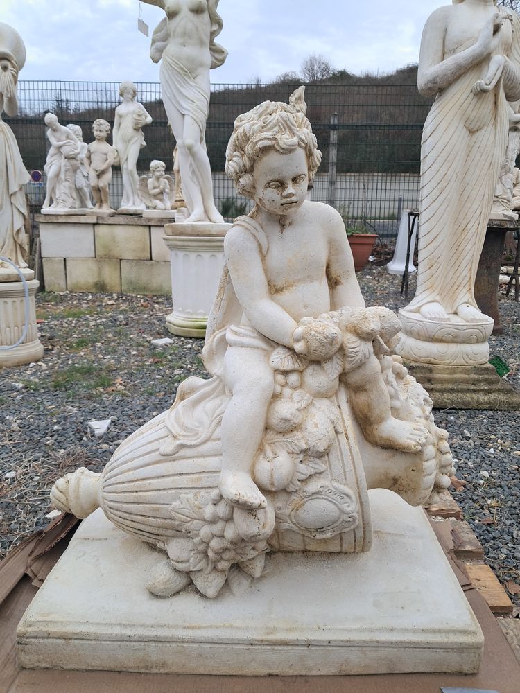 Statue enfant sur coupe, en pierre reconstitu�e 299 Ch�teau-l'�v�que (24)