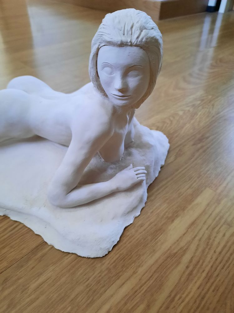 STATUE femme allong�e en terre cuite 18 Villecresnes (94)