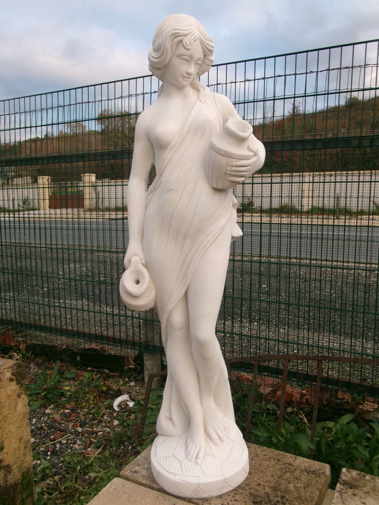 Statue femme aux cruches, en pierre reconstitu�e 249 Ch�teau-l'�v�que (24)
