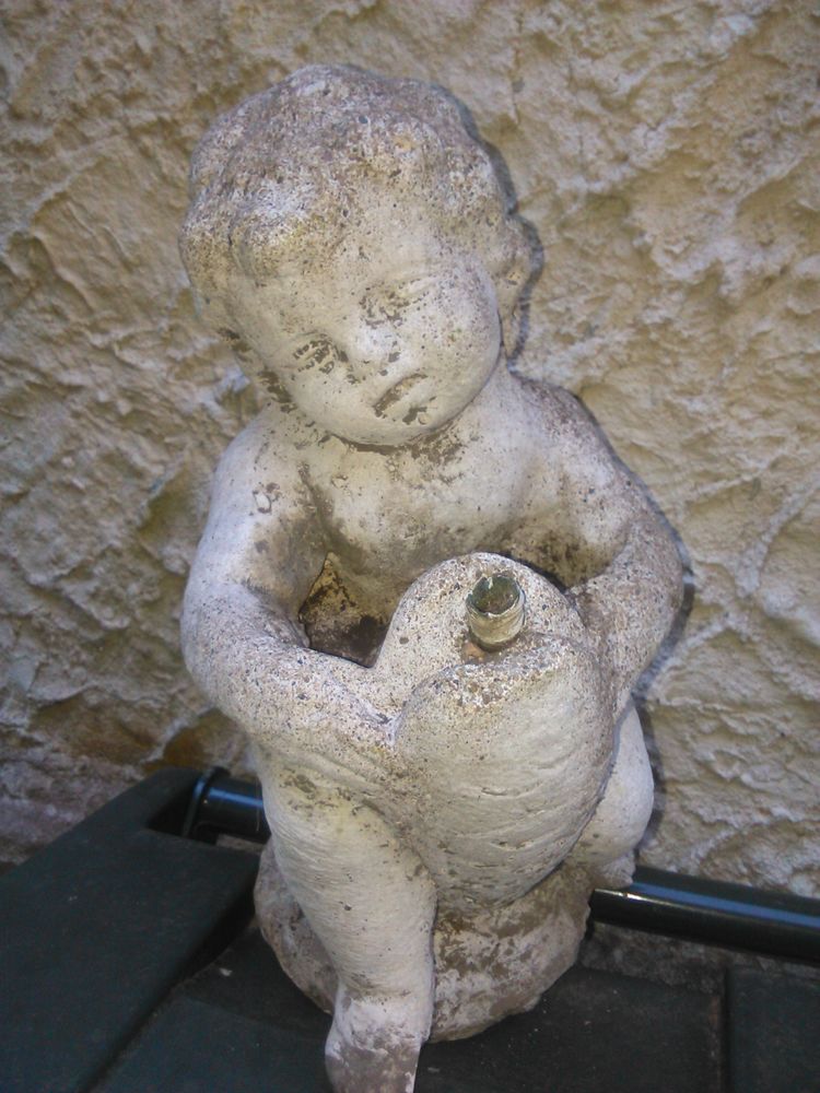 Statue fontaine de jardin: ch�rubin ou putti assis sur un da 50 Roquefort-les-Pins (06)