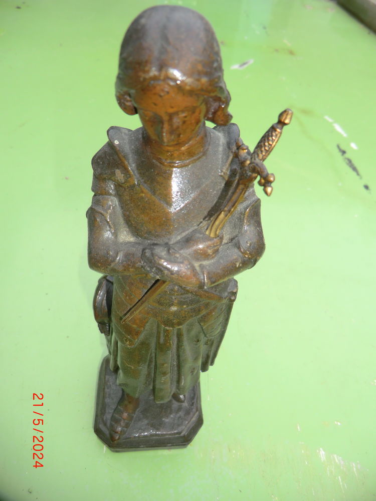Statue de Jeanne-d'Arc en r�gule
D�but 20 em
Hauteur: 22 cm 0 Arleux (59)