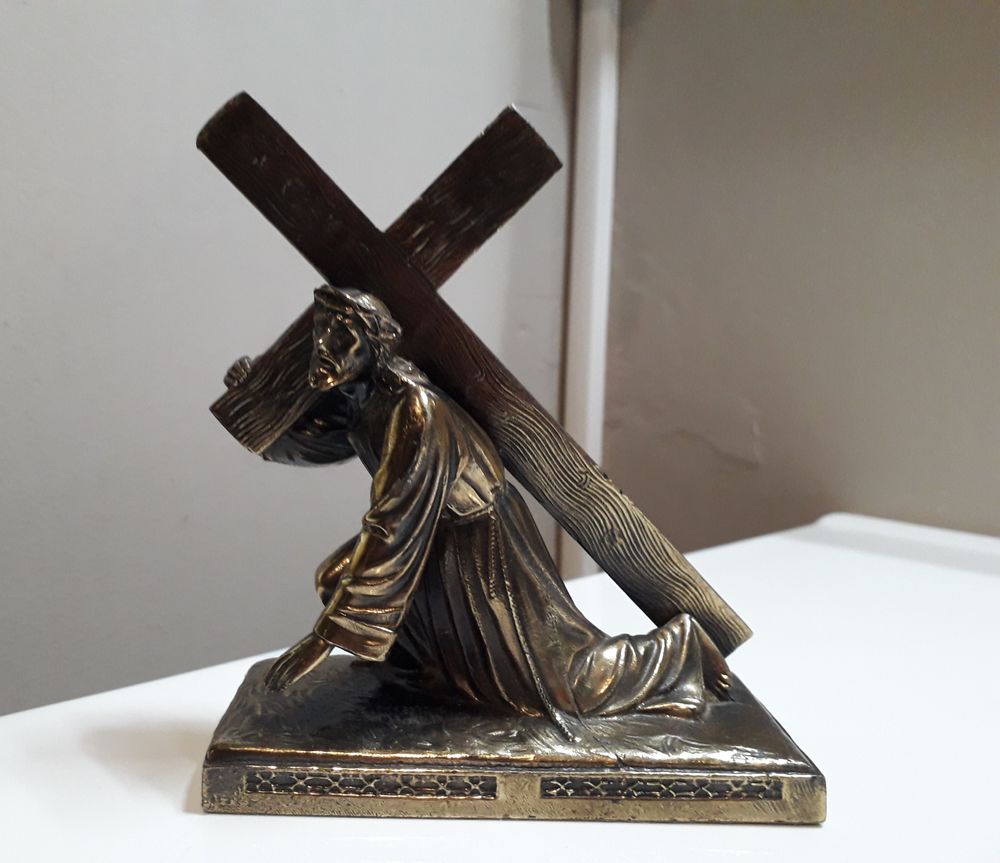 Statue de J�sus portant sa croix 35 Verneuil-sur-Vienne (87)