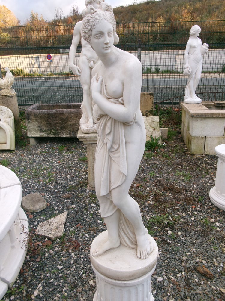 Statue en pierre reconstitu�e, femme au drap� 289 Ch�teau-l'�v�que (24)