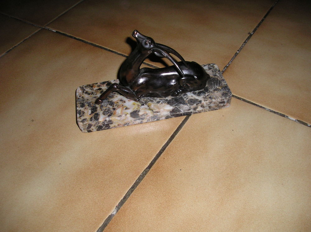 Statuette antilope en bronze sur plaque de marbre
90 Sept�mes-les-Vallons (13)