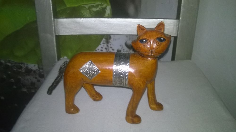Statuette chat 
En bois
Excellent etat
Avec moustache et 10 Talange (57)