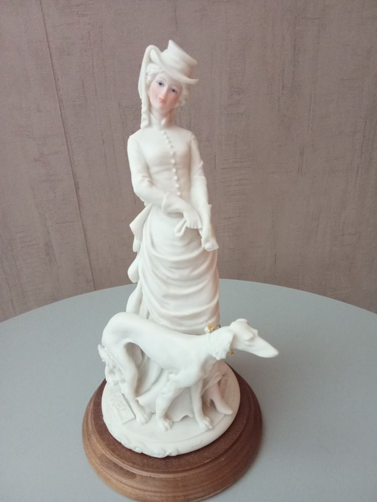 Statuette Dame au L�vrier 20 Dizy (51)