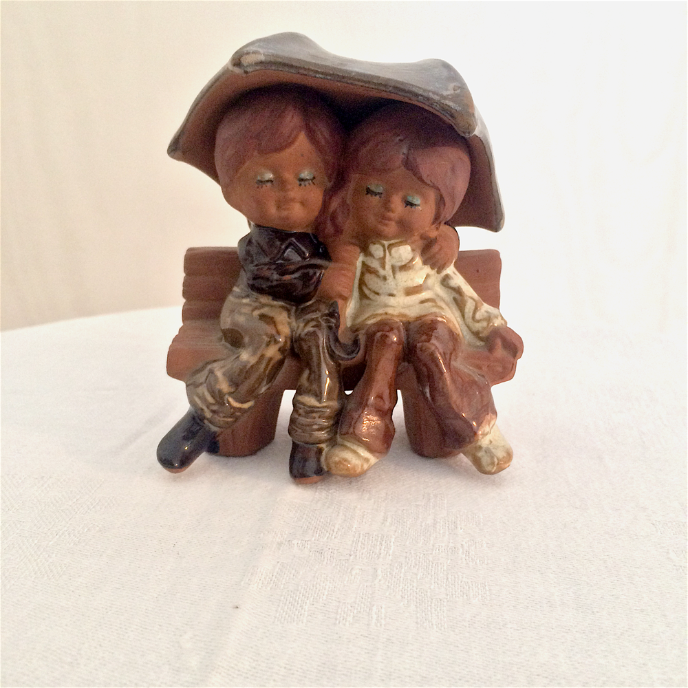 Statuette enfants sous un parapluie 15 Strasbourg (67)