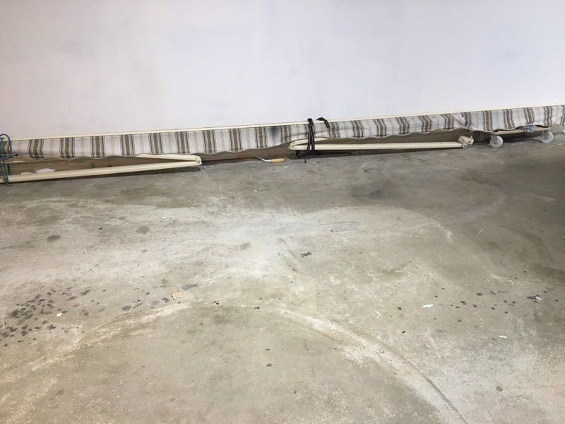 Store banne 6M x 3M avec lambrequin 25 cm. Bon �tat g�n�ral 600 La Charit�-sur-Loire (58)