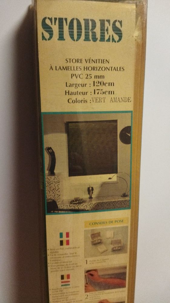 Store v�nitien neuf, jamais ouvert 25 Cachan (94)