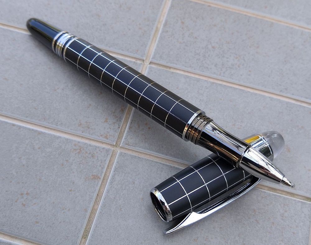 Stylo � bille corps en acier noir mat quadrill� Argent 18 La Seyne-sur-Mer (83)