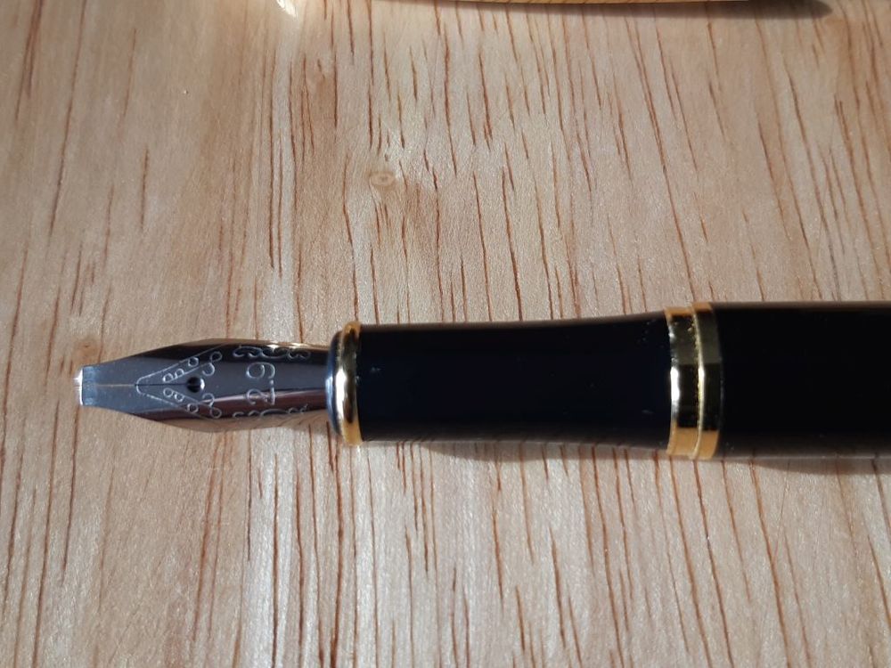 stylo à encre NEUF plume large avec une recharge vide neuve  11 La Seyne-sur-Mer (83)