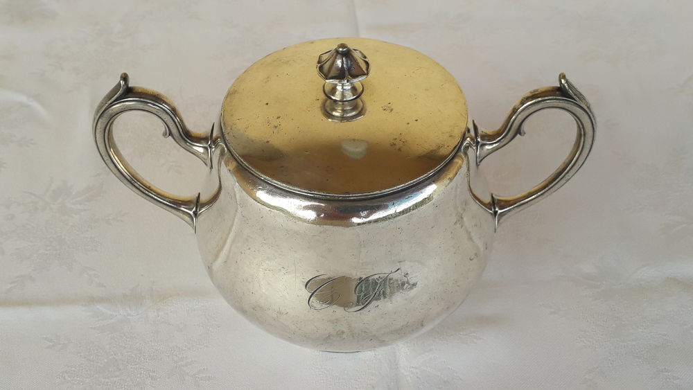 Sucrier, bonbonni�re Christofle argenterie de marine
130 Salon-de-Provence (13)