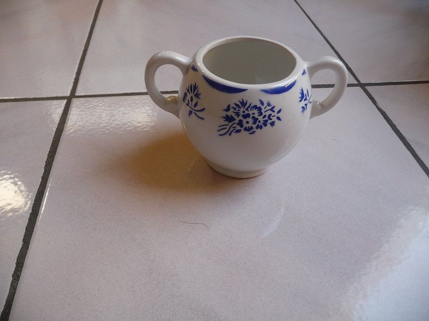 Pot ou sucrier KG Lun�ville fleurs bleues 12 Celles-sur-Belle (79)