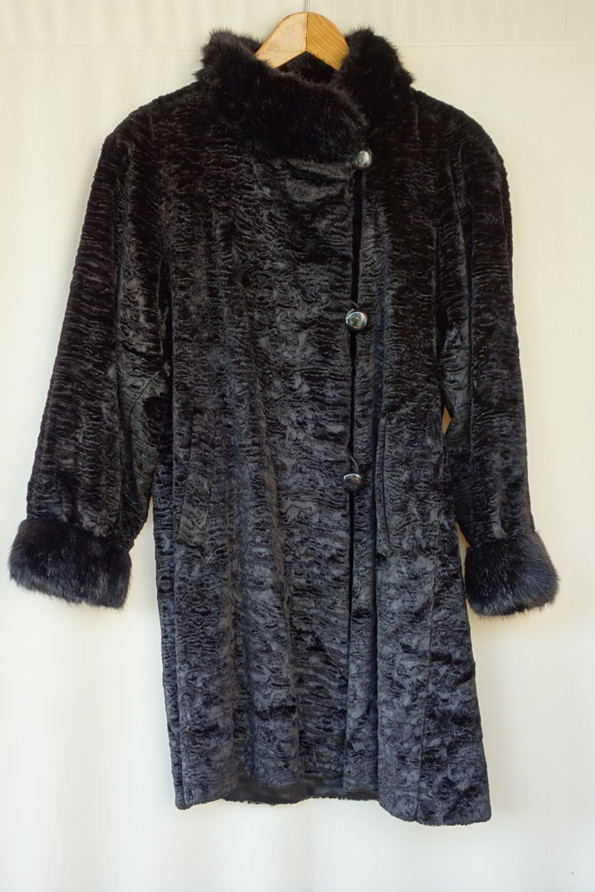 Suite � un h�ritage, ce superbe manteau en astrakan col et b 300 �guilles (13)
