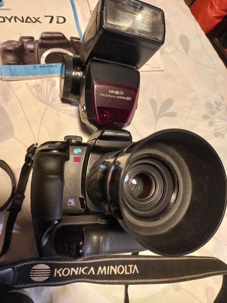 SUPER APPAREIL PHOTO NUMERIQUE MARQUE : KONIKA MINOLTA . MODELE : DYNAX 7D ( COLLECTOR ) SEMI PRO PLUS NOMBREUX ACCESSOIRES . 750 Saint-Ambroix (30)