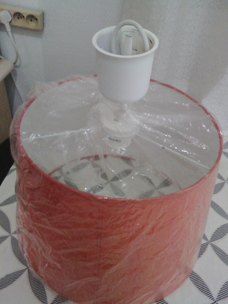 SUPER LUSTRE . 24 Paris 20 (75)