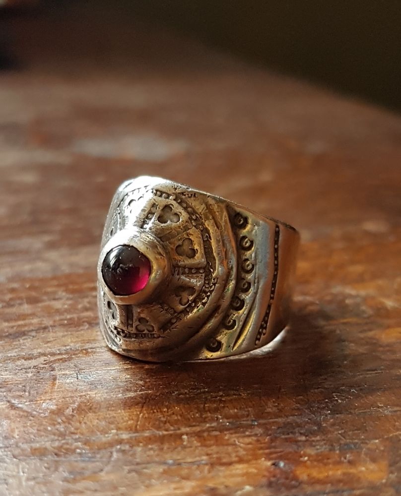 Superbe anneau replique medievale, argent et grenat 120 Pierre-B�nite (69)