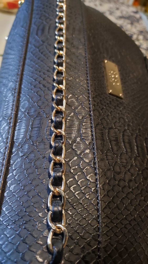 Superbe sac cuir vegan fa�on reptile. breloque en fausse fourrure. BCBG. plusieurs compartiments int�rieur 145 Verneuil-sur-Seine (78)