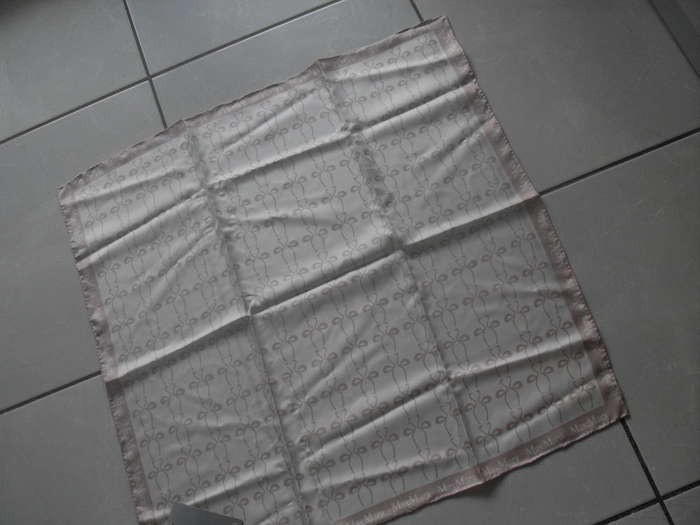 Superbe foulard de marque 35 Saint-Germain-au-Mont-d'Or (69)