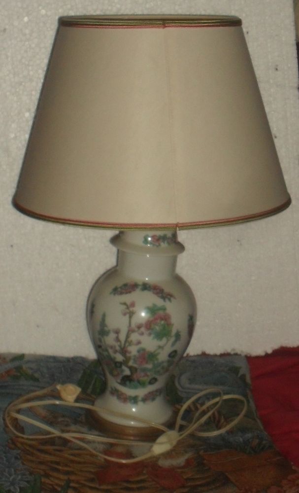 Superbe lampe �lectrique avec abat jour en porcelaine. 80 Montreuil (93)
