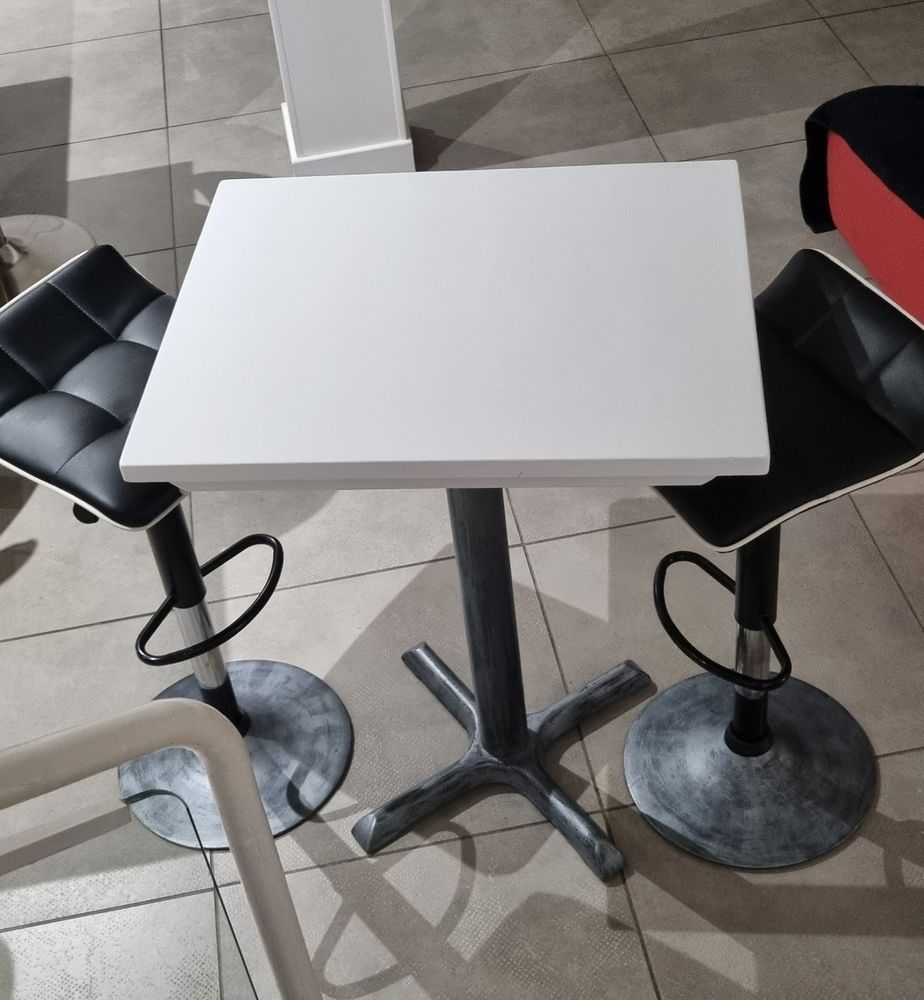Superbe mange debout avec ces 2 tabourets r�glables �tat NEU 110 Bon-Encontre (47)