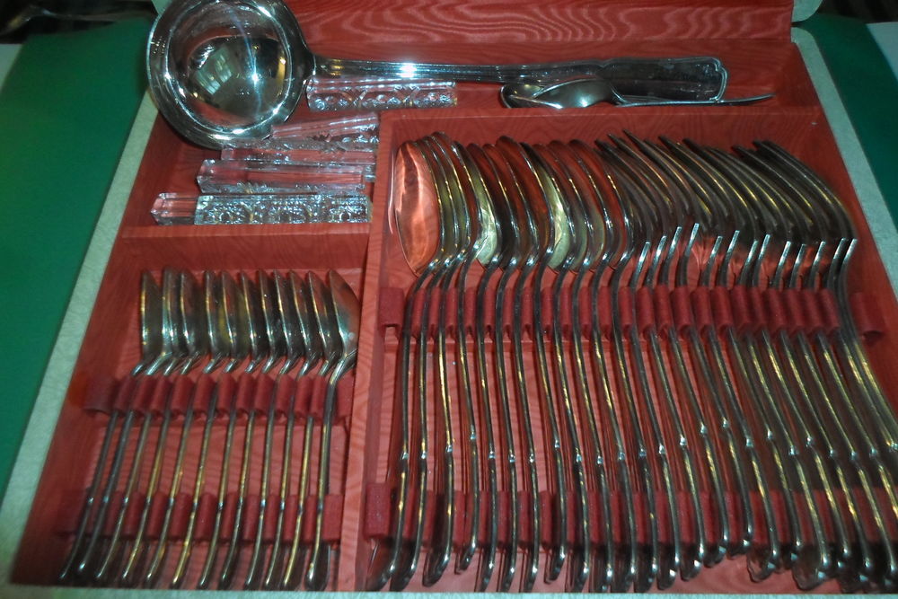 superbe menagere argent 61 couverts 
POINCON 84 +ECU CROI
240 Am�lie-les-Bains-Palalda (66)