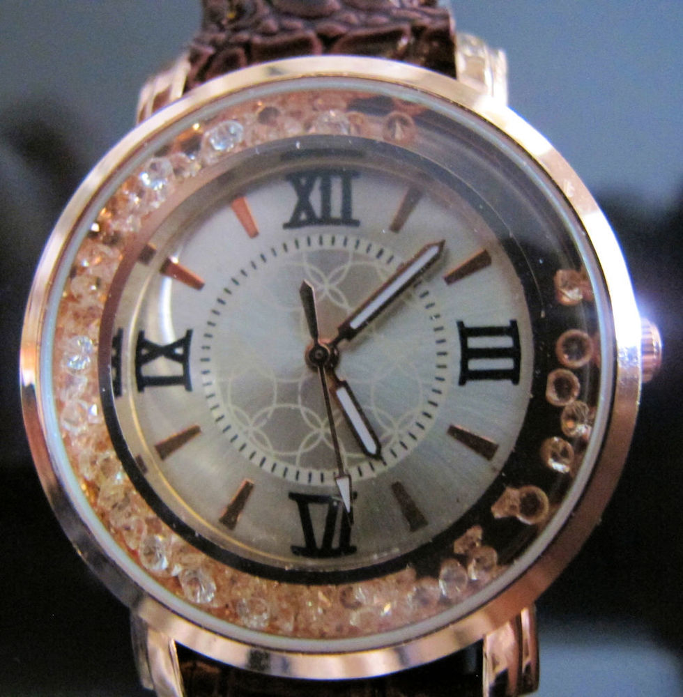 Superbe montre pour DAME mod�le  ASYMETRIQUE  14 La Garde (83)