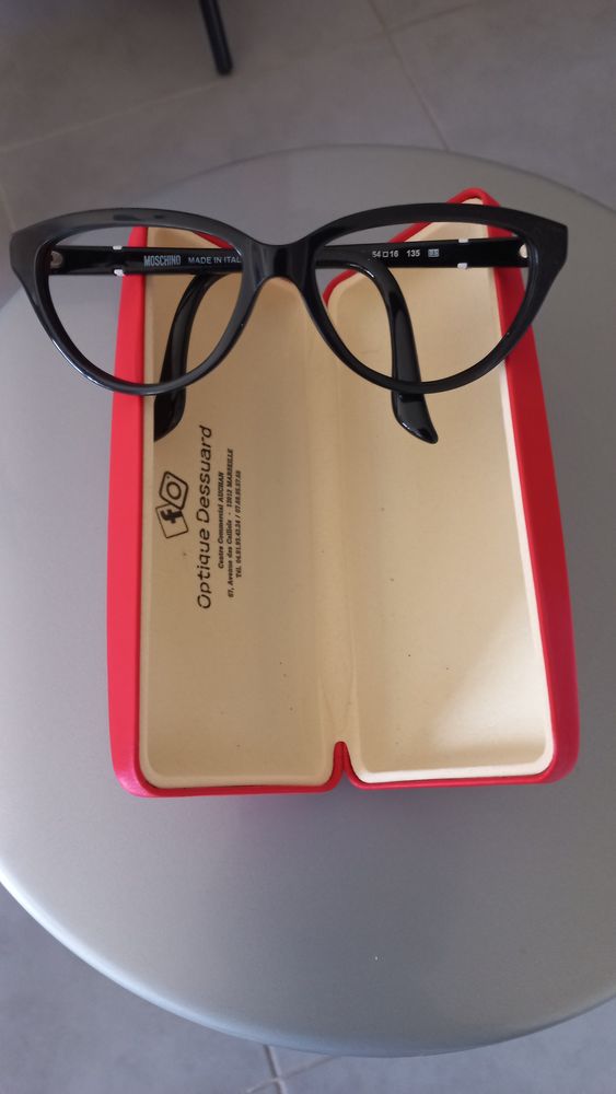 Superbe monture de lunette
Noire
Marque Moschino 30 Marseille 12 (13)