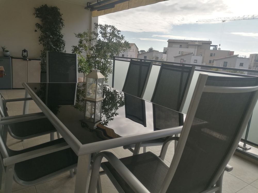 Superbe table en aluminium
L. 1,80m,  lar.1,00m,  H. 0,72m 99 Guilherand-Granges (07)