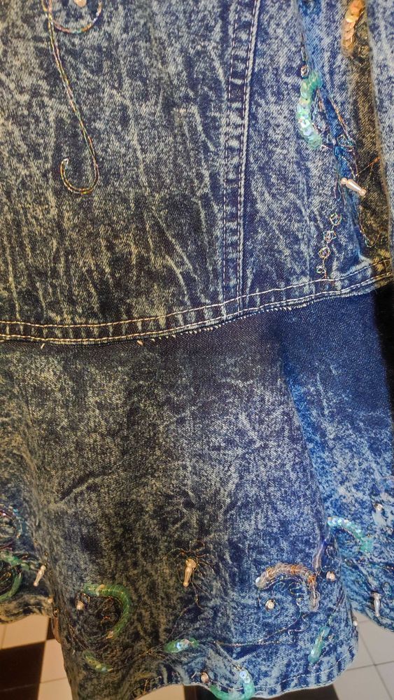 Superbe veste vintage ann�es fin 80 , neuve, perl�e, avec sequins �galement. jean 220 Verneuil-sur-Seine (78)