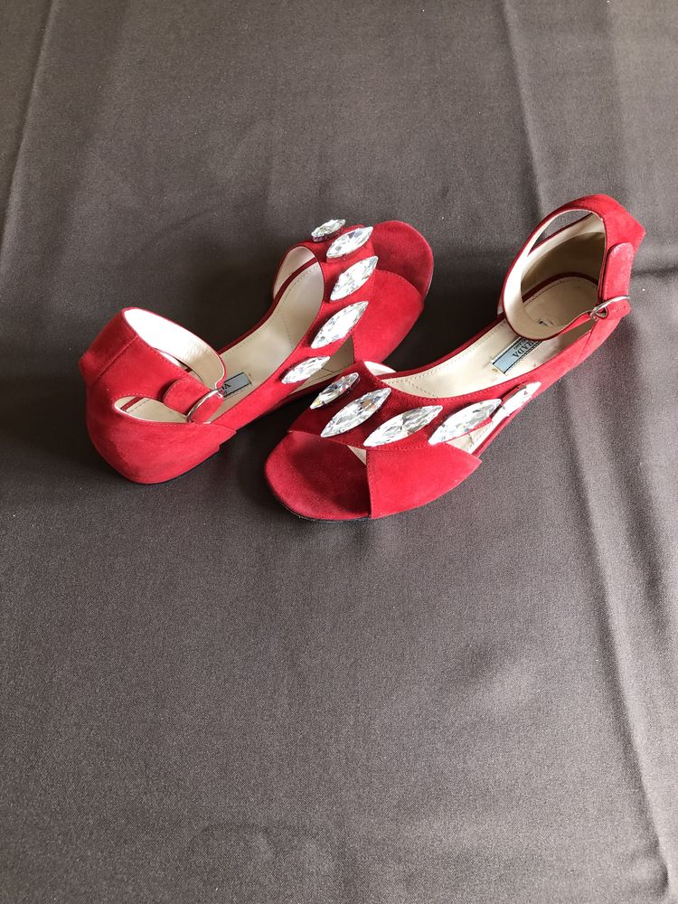 superbes escarpins en daim rouge corail, marque PRADA 65 Osthoffen (67)