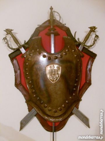 Support mural avec �p�e et plastron romain. 30 Bar-sur-Seine (10)