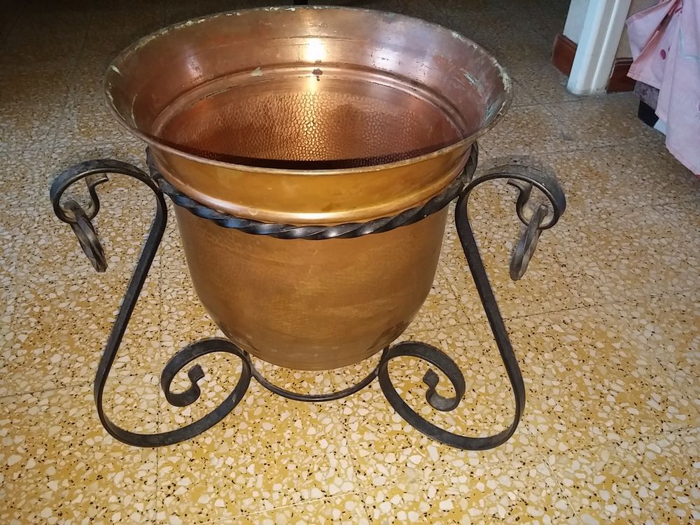 Support porte plante fer forg� + Cache pot cuivre martel� 40 Uz�s (30)
