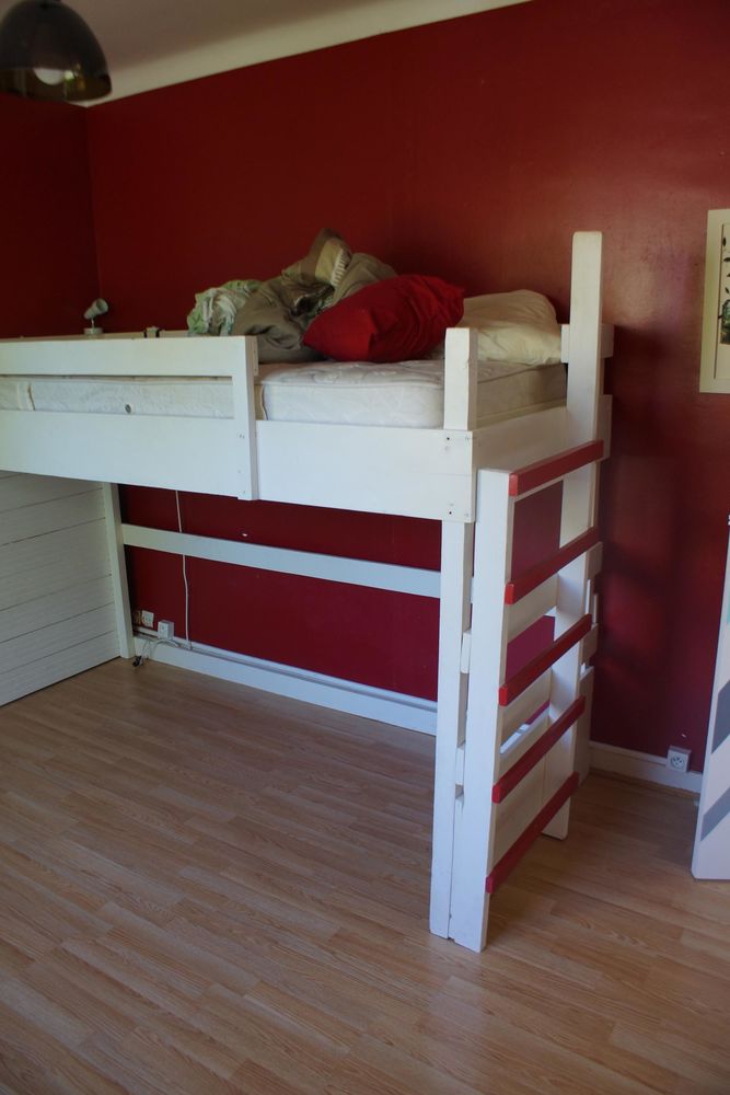 Lit sur�lev� bois massif. 70 Nantes (44)