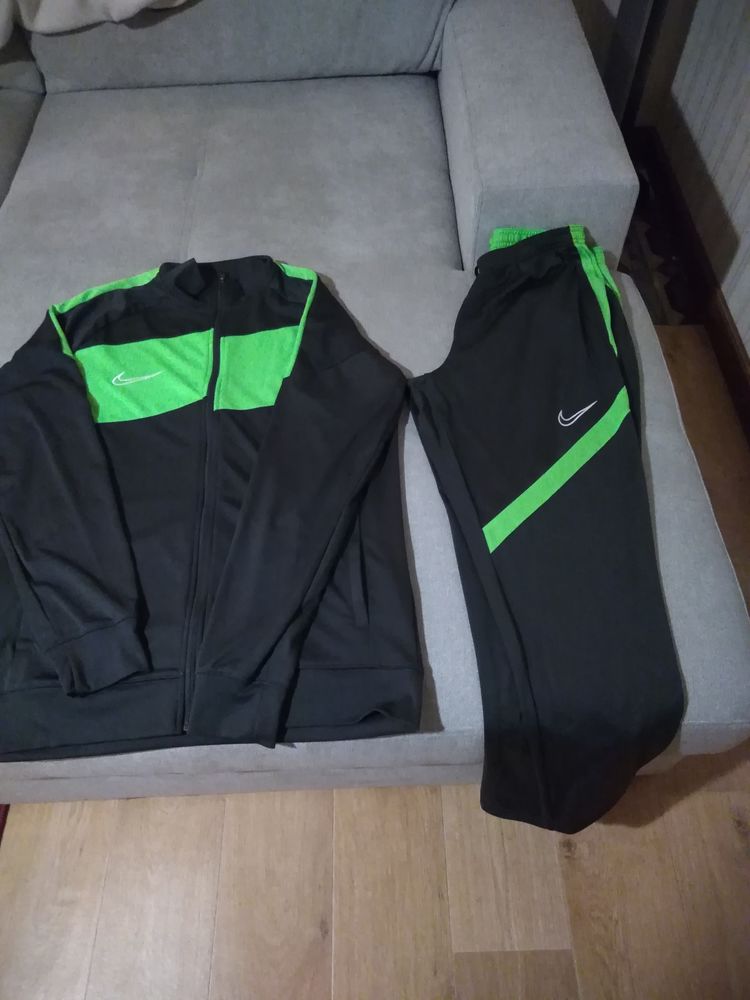 Surv�tement femme NIKE 40 Saint-Laurent-des-Bois (41)