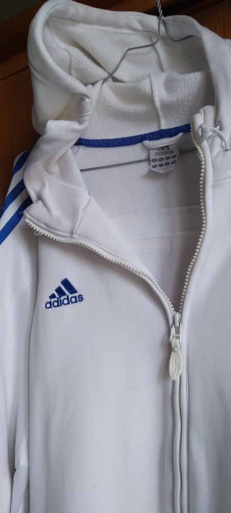 un survetement de sport.. 35 Brie-Comte-Robert (77)