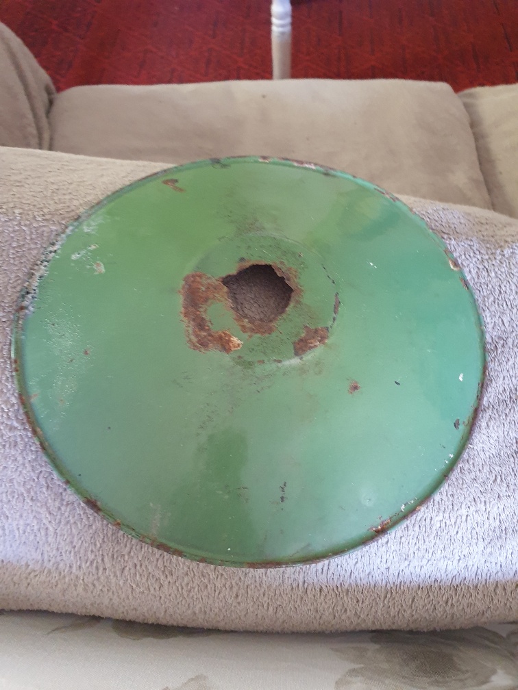 Suspension verte ancienne en t�le �maill�e, en l'�tat
5 Mouxy (73)