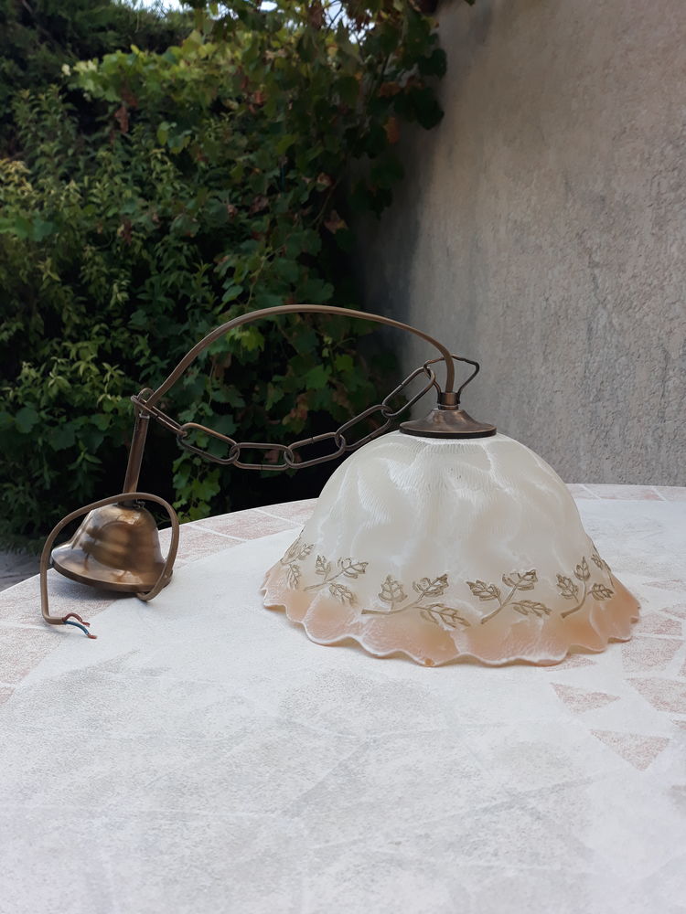 Suspension vintage en opaline blanche d�cors fleurs 30 Ch�teauneuf-sur-Is�re (26)