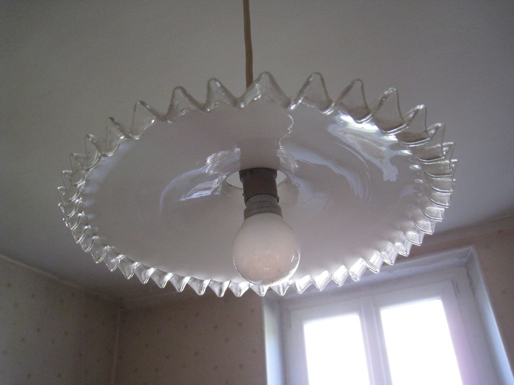 Suspension vintage en opaline dentel�e 50 Saint-Ismier (38)